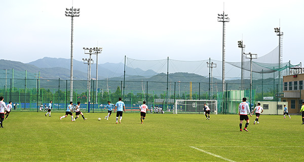 ‘2023K7양구군디비전LEAGUE’ 축구경기가 펼쳐지는 가운데 그 뒷편 야구경기장에서 초등학교야구대회가 열리고 있다.