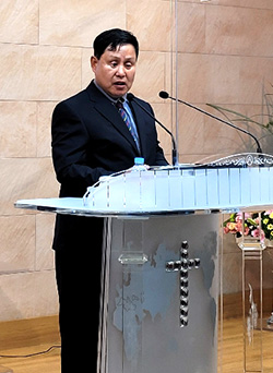 황호태 회장이 서울 신내성화교회를 찾아 어려움을 이겨내며 자신이 살아온 길에 대해 이야기고 있다.