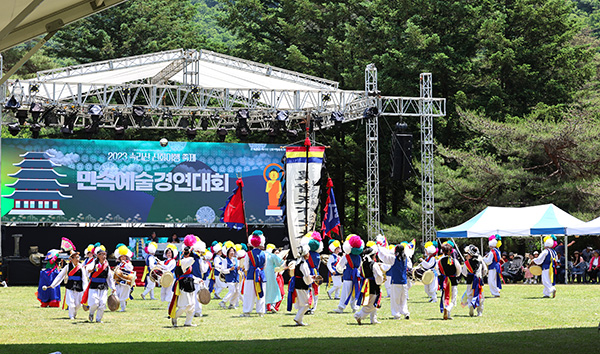 지난 9일 속리산 잔디마당에서 열린 보은군 민속예술경연대회에 참가한 속리산면 풍물패가 공연을 선보이고 있다.