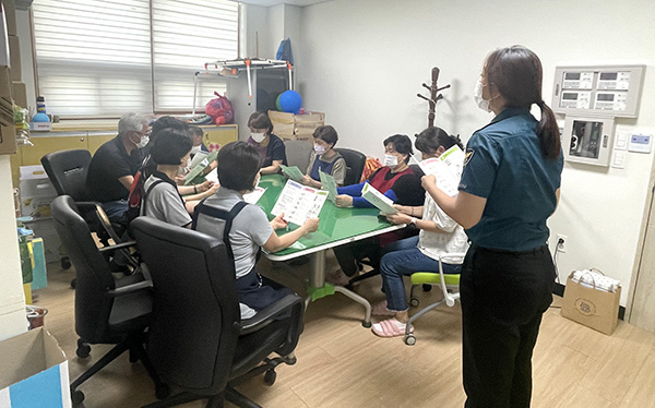 이미진 경위가 보은군노인주간보호센터를 방문해 노인학대 예방교육을 실시하고 있다.