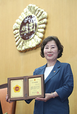 대한민국시도의회의장협의회가 수여하는 우수의정대상을 수상한 박경숙 충북도의회 산업경제위원장. /사진 제공 충북도의회