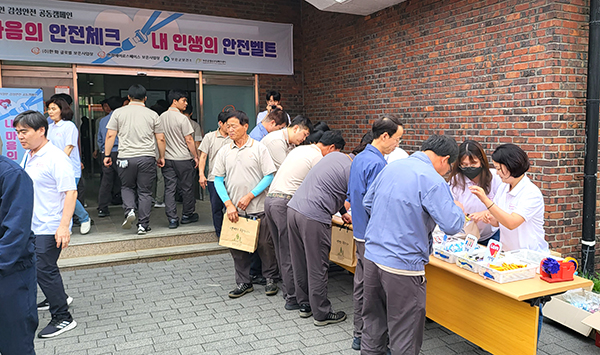 보은보건소와 정신건강복지세터가 한화 보은군사업장에서 ‘내 인생의 안전벨트’라는 주제로 한화 직원들의 정신건강을 체크하고 있다.