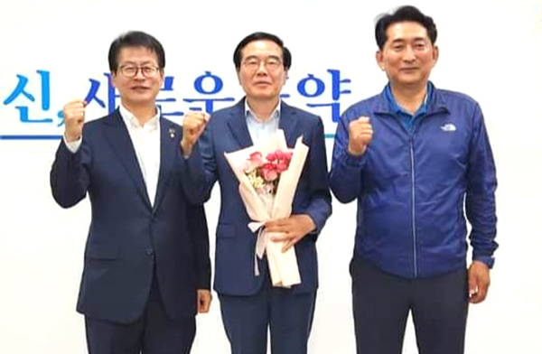 이태영 전 국민건강보험공단 지사장이 민주당 입당식을 갖고 이재한 보은옥천영동괴산 지역위원장, 임호선 충북도당위원장과 이를 기념하고 있다.