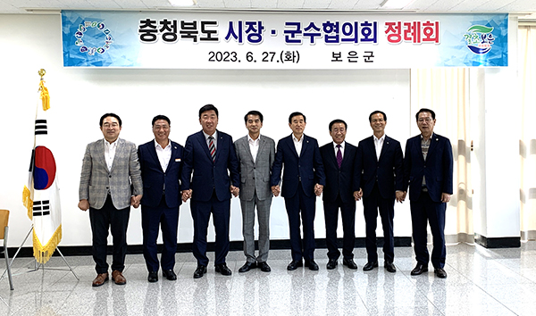왼쪽부터 김영길 농정과장 내외, 김기혜 보건소장 내외, 김은숙 건강증진과장 내외, 홍은표 농업기술센터장 내외, 김영환 산외부면장 내외, 최은호 주무관, 이철희 주무관.