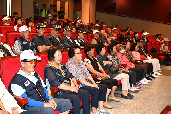 6.25전쟁 73주년기념식에 참여한 참전유공자 및 가족들이 최재형 군수의 기념사에 귀를 기울이고 있다.