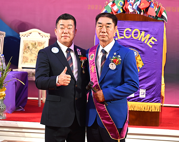 보은라이온스클럽 최국정 회장이 권병헌 신임회장에게 사회봉을 전달하고 있다.