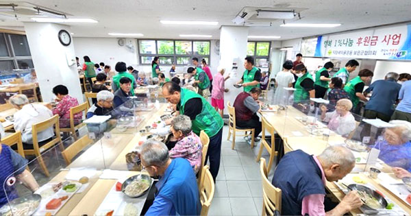 보은군실버복지관을 찾은 보은군직장새마을운동협의회 회원들이 어르신들께 보달임 삼계탕을 접대하고 있다.