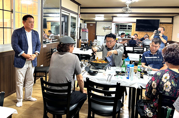 홍순철 한국자유총연맹 보은군지회장이 마로면위원회 회원들에게 인사를 하고 있다.