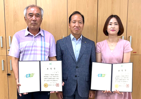 윤갑진 체육회장이 도민체전 유공자에게 도지사 표창을 전달하고 있다.