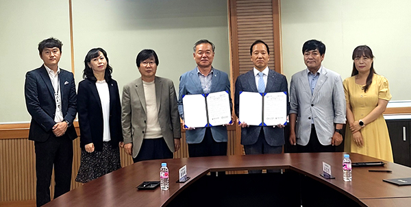 보은교육지원청과 보은군체육회가 업무협약을 채결한후 이의 실천의지를 다지고 있다.