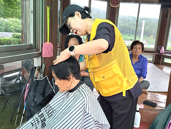 산외적십자봉가원인 이미한 포인트헤어 원장이 미용봉사를 하고 있다.