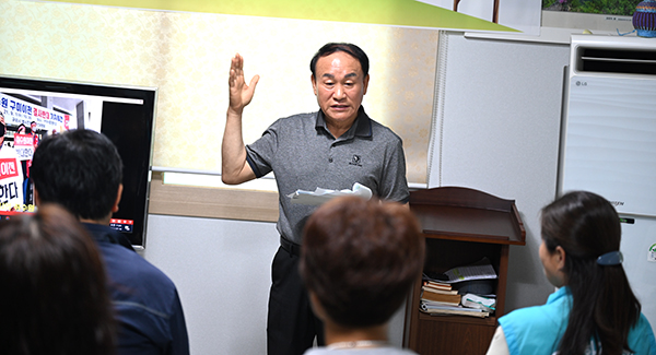 김기동 보은군자연보호협의회장이 보은군환경지킴이들에게 물의 소중함을 강조하고 있다.