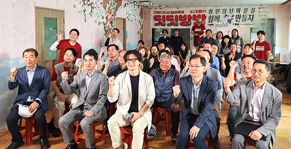 청년들로 북적이는 회인을 꿈꾸는 청년마을 ‘회인ㅎㅇ’ 발대식에서 왼쪽부터 윤석영 군의원, 뒤편 김한솔 대표, 최재형 군수, MBC충북 이영락 국장, 행정안전부 성민재 팀장, 안진수 기획감사실장이 축하하는 모습.