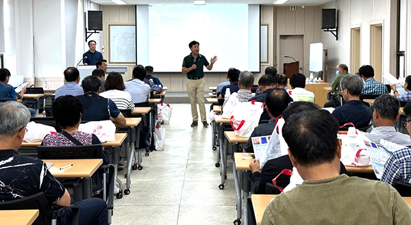 표병수 바이오주식회사 대표가 양봉농가를 대상으로 수요와 공급에 따른 가격 안정화 방안을 역설하고 있다.