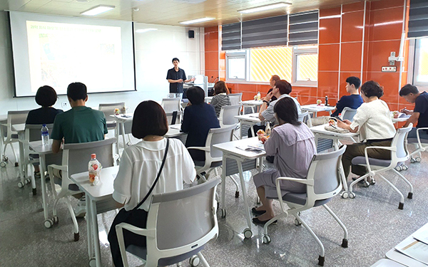 탄소중립 시범학교 교직원등이 탄소중립 연수를 받고 있다.