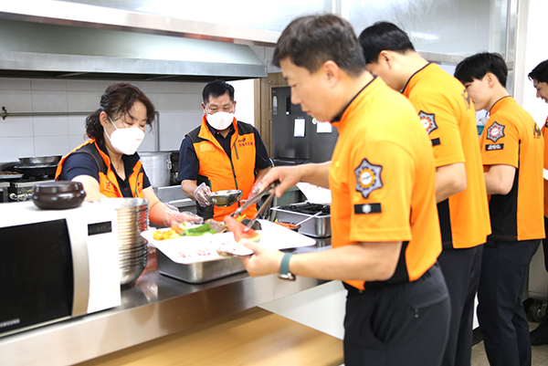 보은의용소방대연합회 최종호 회장과 안현미 부회장이 복달임 음식을 전달하고 있다.