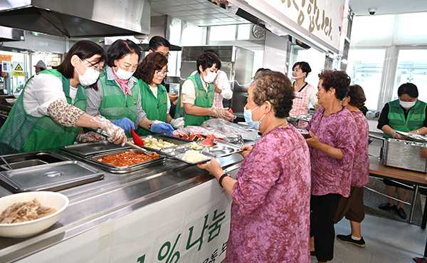 보은군직장새마을운동협의회 회원들이 노인장애인복지관을 찾아 어르신들께 보달임 삼계탕을 접대하고 있다.