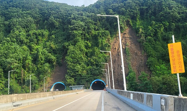 박경숙 충북도의원이 집중호우로 토사가 쓸려 내려 통행이 금지된 봉계터널의 신속한 조치를 촉구했다. 이에 대해 충북도 관계자는 한국건설기술연구원에서 봉계터널 현장 1차 진단을 완료했고, 이 결과를 토대로 국토관리사무소에서 추가 조치할 예정이라고 답을 했다.