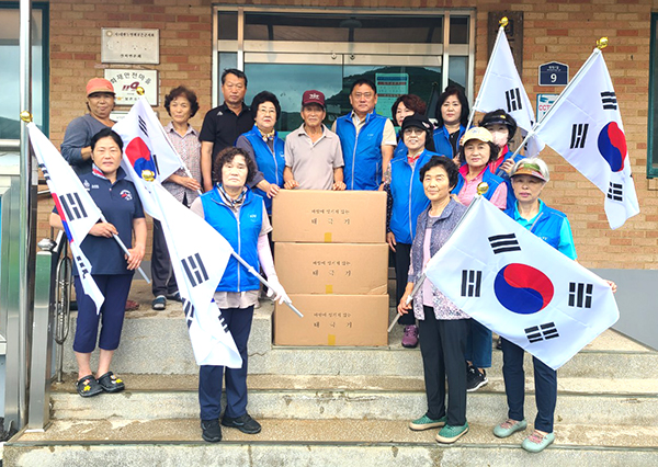 한국자유총연맹보은군지회 회원들이  광복적을 앞두고 곳곳에 태극기를 전달했다.