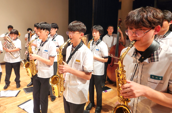 속리산중 솔빛오케스트라단원들이 제47회 대한민국관악경연대회에서 공연을 펼치고 있다.