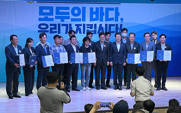민주당 충북도당이 후쿠시마원전오염수 해양투기저지 총괄대책위원회를 구성한 가운데 김도화(왼쪽 두 번째) 의원과 이태영 전 지사장이 임명장을 받고 결의를 다지고 있다.