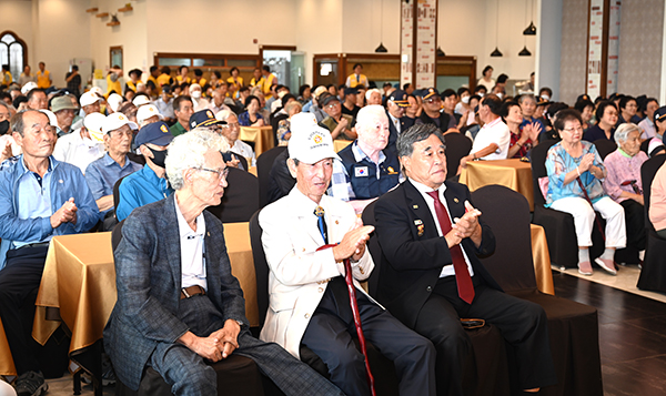 나대찬 6.25참전유공자회 보은군지회장을 비롯한 관계자들이 공연을 보며 즐거워하고 있다.