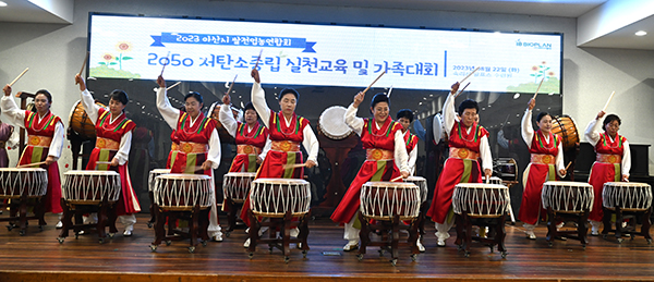 삼승면여성농업인들이 한국쌀전업농아산시연합회원을 맞이하는 난타공연을 펼치고 있다.