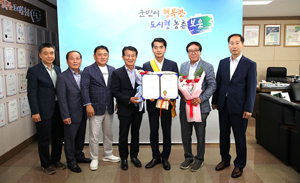 최재형 군수(우측에서 세 번째)가 투철한 국가관으로 자유민주주의 수호에 힘쓴 공로를 평가받아 세계자유민주연맹이 수여하는 자유장 수상의 영예를 안았다. 사진은 한국자유총연맹 충북지부 김진현 회장(사진 좌측에서 네 번째)과 한국자유총연맹 보은군 회원들이 함께 수상을 축하하며 기념촬영을 하고 있다.