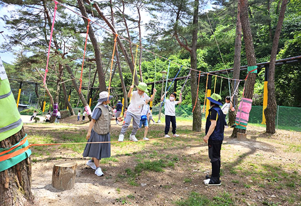 보은군 속리산휴양사업소가 속리산 테마파크를 찾는 이용객들이 즐거운 시간을 보낼 수 있도록 마련한 숲속 밧줄놀이 체험이 큰 인기를 얻고 있다.