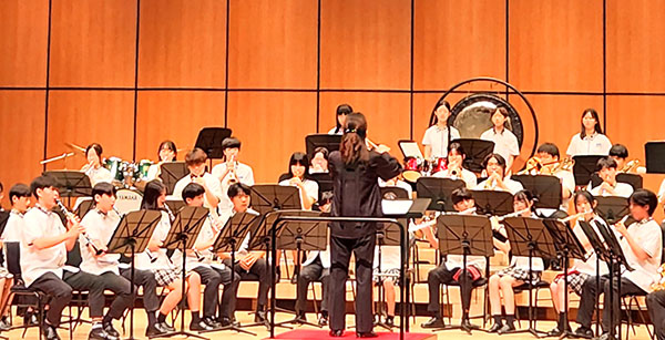 춘천관악경연대회에 출천해 연주하고 있는 속리산중 솔빛오케스트라 단원들.