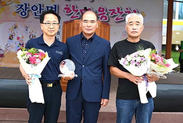 이남희 위원장이 우진플라임 김익환 대표와 황곡리 정용직씨에게 감사패를 전달하고 있다.