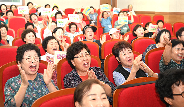 보은농협 노래교실 수강생들이 박자에 맞춰 흥을 돋구며 노래를 부르고 있다.