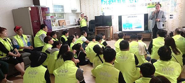 보은군자연보호협의회 김기동 회장이 미호강보호회 회원들을 상대로 강의를 펼치고 있다.