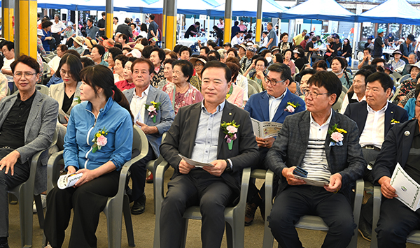 마로면 송현리가 고향인 박경국 전 행안부 차관이 마로면민 한마당 잔치에 자리하고 있다.