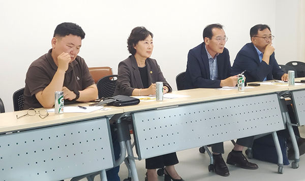박경숙 충북도의원이 충북과학기술혁신원 김상규 원장과 남부권혁신지원센터장을 초청해 보은군 기업인협의회원들과 현장간담회를 갖고 있다.