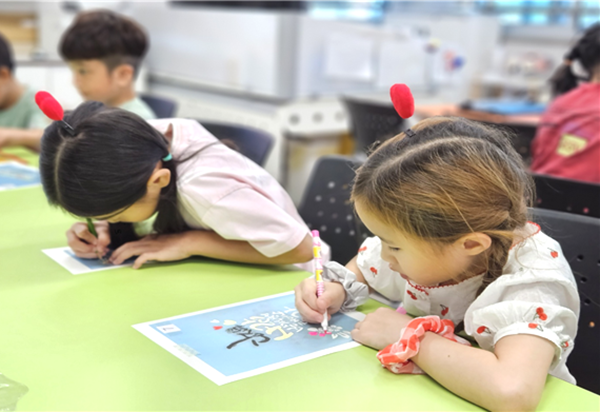 동광초 어린이들이 생명존중 의미를 담은 캘리그라피 도안을 하고 있다.