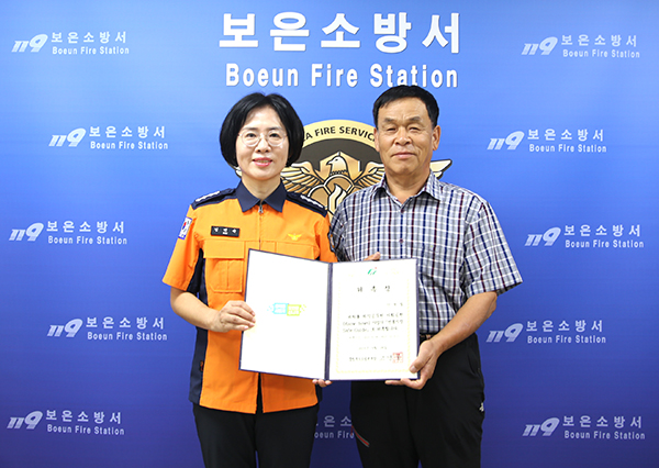 김혜숙 서장이 안병철 지킴이에게 위촉장을 전달하고 있다.
