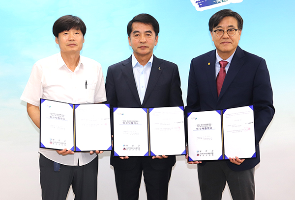 좌측부터 (사)한국BBS충북연맹 보은군지회 권오제 제1부위원장, 최재형 군수, 보은군청소년문화의집 나웅 관장이 보은군 청소년상담복지센터 및 청소년방과후아카데미 위탁 운영을 위한 위수탁 계약을 체결하고 포토타임을 갖고 있다.