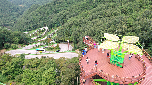 속리산의 관문 말티재 전망대. 첩첩산중과 12구비 구불구불 이어진 고갯길이 멋진 경치를 자아낸다.