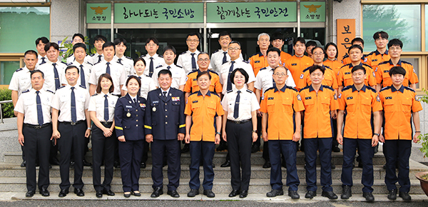 고영국 충북소방본부장이 보은소방서를 찾아 직원들을 격려하고 있다.