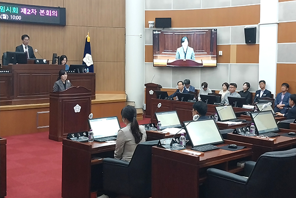 장은영 보은군의회 행정운영위원장이 385회 임시회 본회의에서 다문화 가족 지원 조례안 등에 대해 설명하고 있다.
