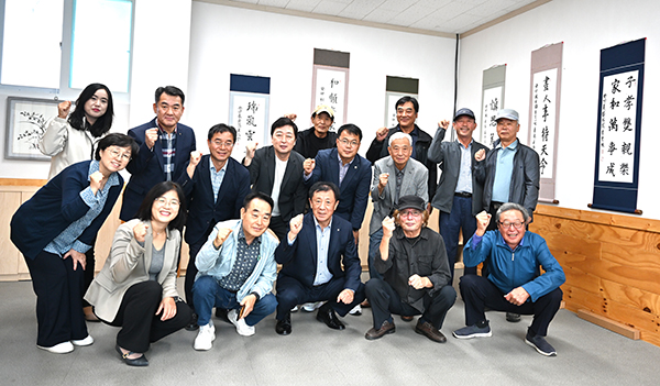 장안면서예작품 전시회에 참여한 관계자들이 서예의 발전을 기원하고 있다.