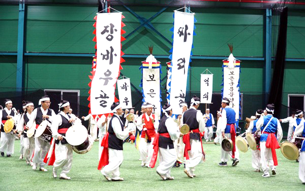 보은군풍물연합회 회원들이 출전을 위해 막바지 연습에 몰입하고 있다.