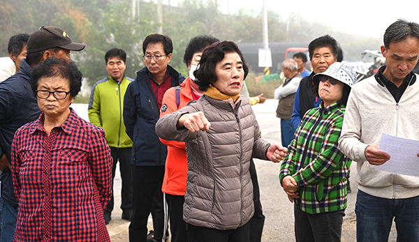 산외면 주민들이 봉계터널 개통을 촉구하고 있다.