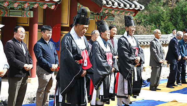 보은향교 및 보은지역 유림들이 금화서원에서 추계제향을 봉행하고 있다.