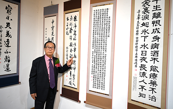 보은서예협회 정기형 회장이 작품설명을 하고 있다.