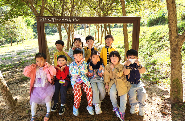 삼산초 유치원 원아들이 말태재를 찾아 숲체험활동을 하고 있다.