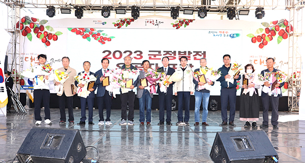 지난 17일 보은뱃들공원에서 열린 제6회 보은군민의날 기념식에서 수상자들이 기념촬영을 하고 있다. /제공 보은군