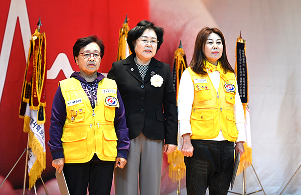 충북적십자봉사원대회 개회식에서 내북적십자 박명순(좌측)봉사원이 여성봉사특별자문위원장을 받고 있다.