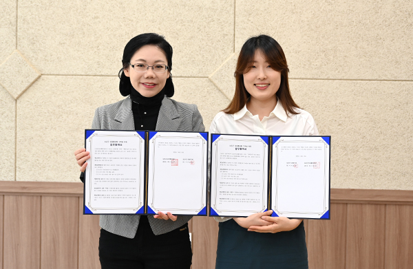 강순정 보은군농촌활력센터 사무국장과 보은군관광두레 이지은PD가 업무협약서를 교환하고 있다. 